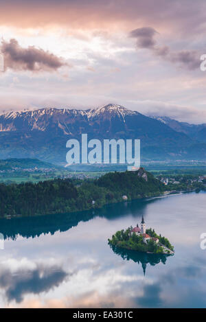 Bleder See Insel und die Julischen Alpen bei Sonnenaufgang, gesehen vom Osojnica Hill, Bled, Julischen Alpen, Gorenjska, Slowenien, Europa Stockfoto