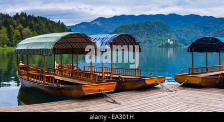 Pletna Ruderboote, See Bled, Bled, Gorenjska, Oberkrain Region, Slowenien, Europa Stockfoto