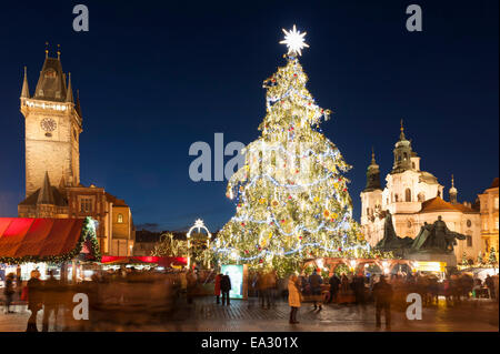 Weihnachtsmarkt mit Jan-Hus-Denkmal, gotische alte Rathaus und Kirche von St. Nikolaus, der UNESCO, Prag, Tschechische Republik Stockfoto