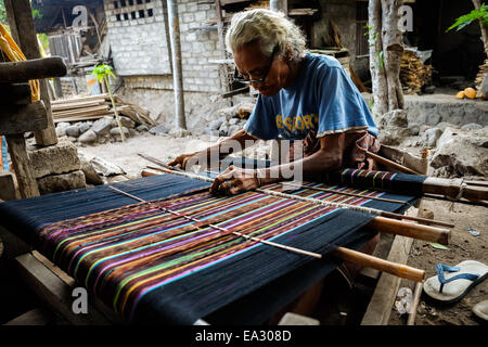 Eine Frau, die in ihrer Werkstatt im Dorf Lamagute, Lembata, Indonesien, webt. Stockfoto