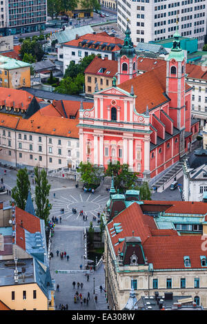 Franziskaner Kirche der Mariä Verkündigung über die Triple-Brücke in Preseren-Platz, gesehen von der Burg von Ljubljana, Slowenien, Europa Stockfoto