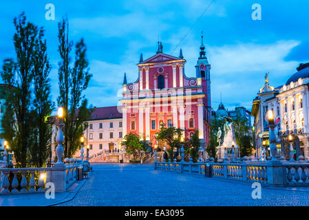 Ljubljana in der Nacht. Franziskaner Kirche der Mariä Verkündigung, gesehen vom Triple Bridge (Drachenbrücke), Ljubljana, Slowenien, Europa Stockfoto