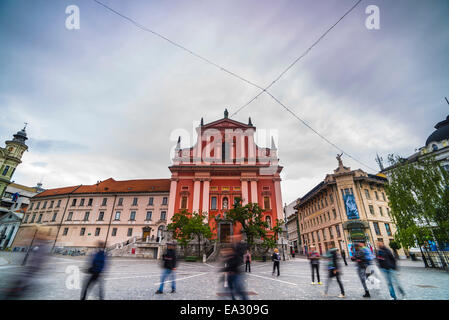 Touristen in Preseren-Platz (Trg) und die Franziskanerkirche der Verkündigung, Ljubljana, Slowenien, Europa Stockfoto