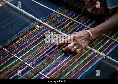 Eine Frau, die in ihrer Werkstatt webt - eine traditionelle, alternative Einkommensquelle im Dorf Lamagute, Lembata, Indonesien. Stockfoto