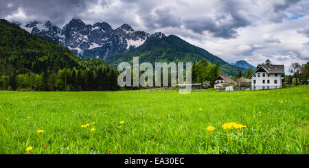 Haus unterhalb der Julianischen Alpen Toren Kranjska Gora, Triglav Nationalpark, obere Krain, Slowenien, Europa Stockfoto