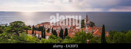 Piran und dem Mittelmeer, gesehen von Stadtmauern Piran, Piran, Primorska, Slowenisch Istrien, Slowenien, Europa Stockfoto