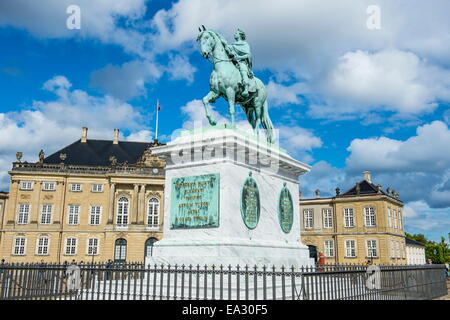 Statue von Frederick V, Amalienborg, Winterresidenz der dänischen Königsfamilie, Kopenhagen, Dänemark, Scandinavia Stockfoto