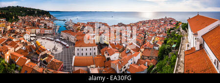 Tartini-Platz links und St. Georgskirche rechts, Piran, Primorska, Slowenisch Istrien, Slowenien Stockfoto