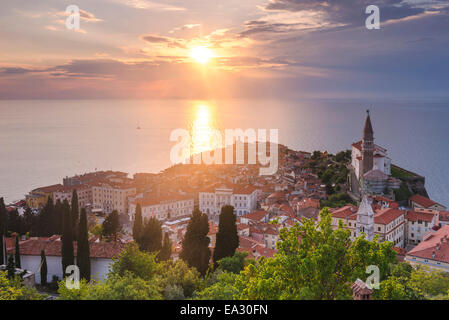 Piran bei Sonnenuntergang und das Mittelmeer, gesehen von Stadtmauern Piran, Piran, Primorska, Slowenisch Istrien, Slowenien, Europa Stockfoto