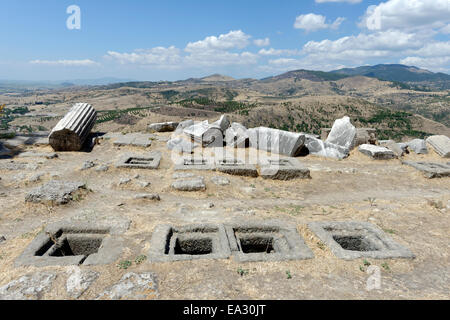 Die Löcher für die Pfosten Scanae Frons des hellenistischen antiken Theaters zu unterstützen. Antike Pergamon modernen Bergama, Türkei. Stockfoto