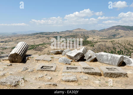 Die Löcher für die Pfosten Scanae Frons des hellenistischen antiken Theaters zu unterstützen. Antike Pergamon modernen Bergama, Türkei. Stockfoto