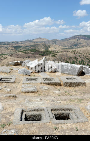 Die Löcher für die Pfosten Scanae Frons des hellenistischen antiken Theaters zu unterstützen. Antike Pergamon modernen Bergama, Türkei. Stockfoto