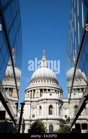 Kuppel der St. Pauls Kathedrale reflektiert in Office Windows, London, England, Vereinigtes Königreich, Europa