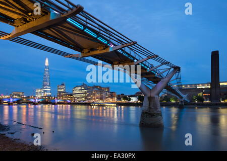 Blick über den Fluss Themse mit der Millennium Bridge und Tate Modern und der Shard, London, England, Vereinigtes Königreich, Europa Stockfoto