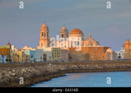 Kirche von Santa Cruz und Kathedrale, Cadiz, Provinz Cadiz, Andalusien, Spanien, Europa Stockfoto