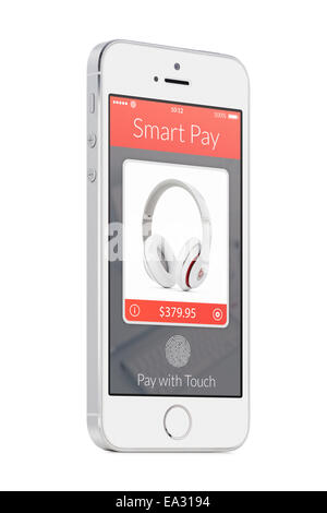 Bottom-up-Sicht auf gedreht auf ein leicht schräg weiße moderne mobile Smartphone mit nfc-smart Pay-app auf dem Bildschirm zu isoliert auf whi Stockfoto