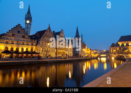 Gebäude entlang der Graslei, einem mittelalterlichen Hafen im historischen Zentrum von Gent, Belgien, Europa nachts beleuchtet Stockfoto