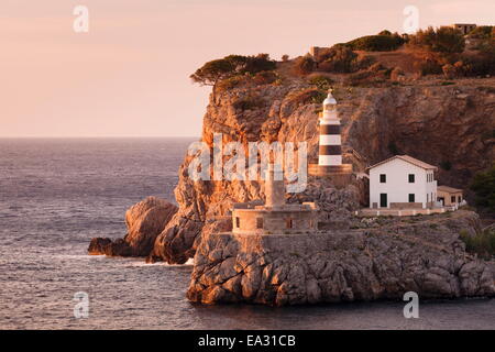 Leuchtturm Far de sa Creu bei Sonnenuntergang, Port de Soller, Mallorca (Mallorca), Balearen, Spanien, Mittelmeer, Europa Stockfoto