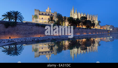 Kathedrale von Santa Maria von Palma und Almudaina-Palast am Parc De La Mar, Palma De Mallorca, Mallorca, Balearen, Spanien Stockfoto