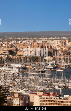 Blick über Palma De Mallorca mit der Kathedrale von Santa Maria von Palma und Almudaina-Palast, Mallorca, Spanien, Mittelmeer Stockfoto