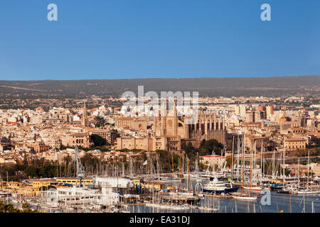 Blick über Palma De Mallorca mit der Kathedrale von Santa Maria von Palma und Almudaina-Palast, Mallorca, Spanien, Mittelmeer Stockfoto