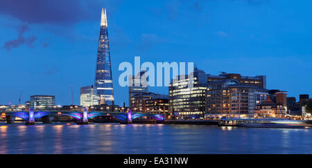 Blick über die Themse in Southwark mit The Shard Wolkenkratzer, Architekt Renzo Piano, London, England, Vereinigtes Königreich, Europa Stockfoto