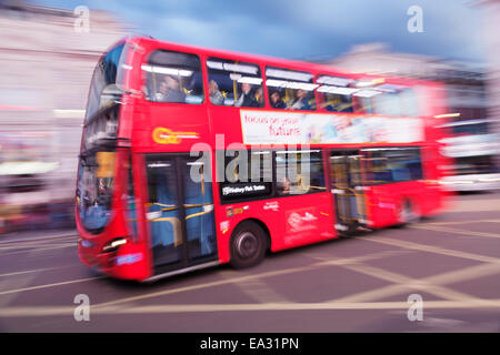 Bewegung verwischt roten Doppeldecker-Bus, Piccadilly Circus, London, England, Vereinigtes Königreich, Europa Stockfoto