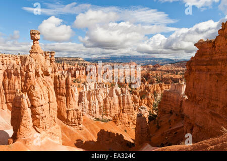 Thors Hammer aus der Navajo Loop Trail an einem teilweise bewölkten Tag, Bryce-Canyon-Nationalpark, Utah, USA Stockfoto