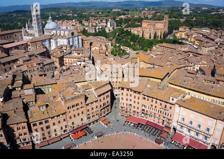 Blick auf Dom vom Torre del Mangia, Piazza del Campo, UNESCO World Heritage Site, Siena, Toskana, Italien, Europa Stockfoto