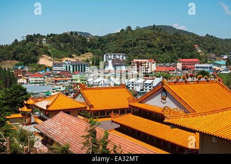 Blick auf Brinchang Stadt und chinesische Tempel, Cameron Highlands, Pahang, Malaysia, Südostasien, Asien Stockfoto