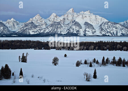 Teton Range im Morgengrauen in den Winter, Grand-Teton-Nationalpark, Wyoming, Vereinigte Staaten von Amerika, Nord Amerika Stockfoto