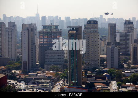 Blick über Wolkenkratzer, Stau und Hubschrauber in Sao Paulo, Brasilien, Südamerika Stockfoto