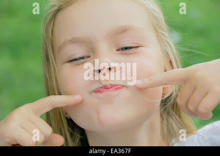 Mädchen macht Gesichter Stockfoto