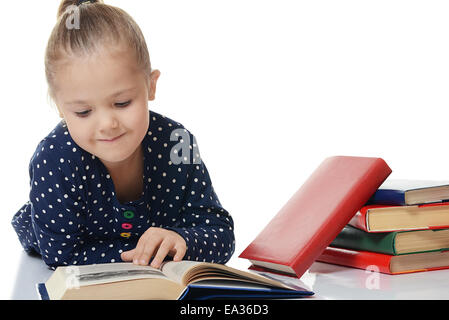 Mädchen lesen Buch isoliert auf weiss Stockfoto