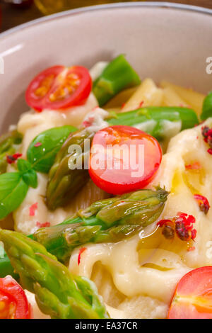 Nudeln mit Spargel in Sahne-Käse-sauce Stockfoto