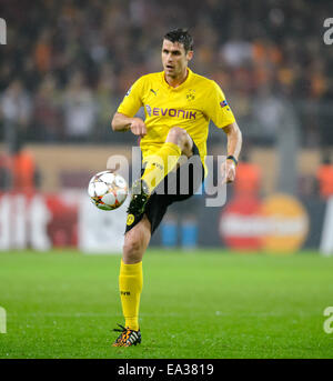 Dortmund, Deutschland. 4. November 2014. Der Dortmunder Sebastian Kehl steuert den Ball während des Spiels UFA Champion League Gruppe D zwischen Borussia Dortmund und Galatasaray Istanbul in Dortmund, Deutschland, 4. November 2014. Foto: Thomas Eisenhuth/Dpa - NO-Draht-SERVICE-/ Dpa/Alamy Live News Stockfoto