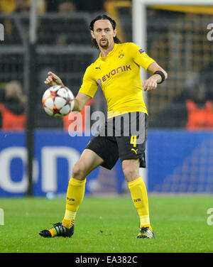 Dortmund, Deutschland. 4. November 2014. Dortmunds Neven Subotic steuert den Ball während des Spiels UFA Champion League Gruppe D zwischen Borussia Dortmund und Galatasaray Istanbul in Dortmund, Deutschland, 4. November 2014. Foto: Thomas Eisenhuth/Dpa - NO-Draht-SERVICE-/ Dpa/Alamy Live News Stockfoto