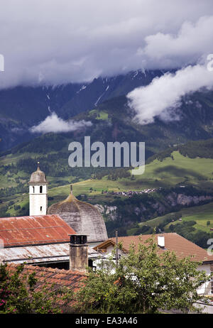 Dorf vor Bergpanorama Stockfoto