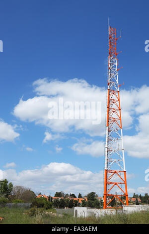 Aerial Mast in dem kleinen Dorf Stockfoto