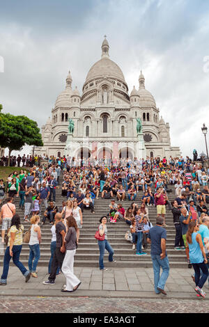 Paris, Frankreich - 9. August 2014: Masse der Touristen zu Fuß in der Nähe von Sacre Coeur Basilika in Sommertag, große mittelalterliche Kathedrale, Ba Stockfoto
