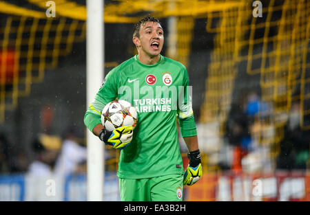 Dortmund, Deutschland. 4. November 2014. Istanbuls Torhüter Fernando Muslera reagiert während der UFA Champion League Gruppe D-Partie zwischen Borussia Dortmund und Galatasaray Istanbul in Dortmund, Deutschland, 4. November 2014. Foto: Thomas Eisenhuth/Dpa - NO-Draht-SERVICE-/ Dpa/Alamy Live News Stockfoto