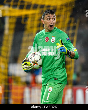 Dortmund, Deutschland. 4. November 2014. Istanbuls Torhüter Fernando Muslera reagiert während der UFA Champion League Gruppe D-Partie zwischen Borussia Dortmund und Galatasaray Istanbul in Dortmund, Deutschland, 4. November 2014. Foto: Thomas Eisenhuth/Dpa - NO-Draht-SERVICE-/ Dpa/Alamy Live News Stockfoto