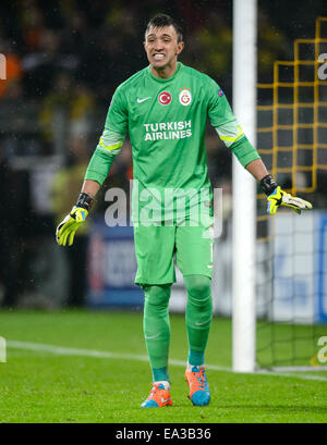 Dortmund, Deutschland. 4. November 2014. Istanbuls Torhüter Fernando Muslera reagiert während der UFA Champion League Gruppe D-Partie zwischen Borussia Dortmund und Galatasaray Istanbul in Dortmund, Deutschland, 4. November 2014. Foto: Thomas Eisenhuth/Dpa - NO-Draht-SERVICE-/ Dpa/Alamy Live News Stockfoto