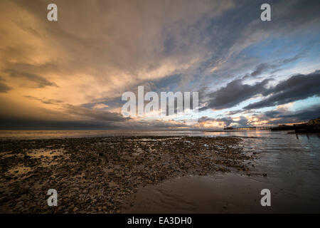 Awesome Wolken über Worthing Beach, West Sussex, UK Stockfoto