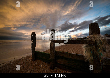 Awesome Wolken über Worthing Beach, West Sussex, UK Stockfoto