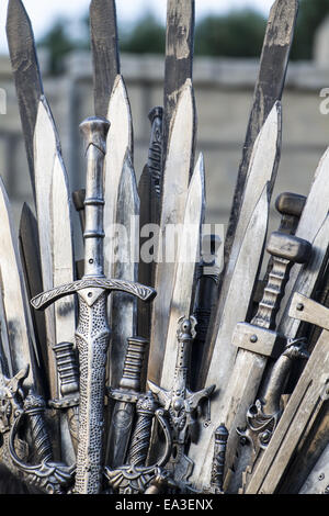 Thron aus Schwerter in einem mittelalterlichen Jahrmarkt Stockfoto