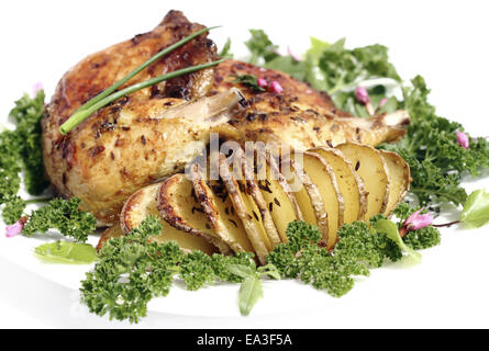 Gebratene Hähnchenschenkel mit gebratene Kartoffeln hasselback Stockfoto