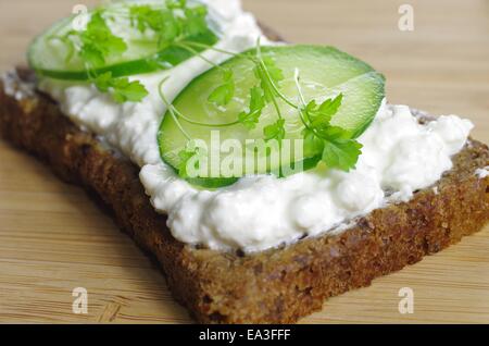 Scheibe Brot mit Hüttenkäse mit Brunnenkresse Stockfoto