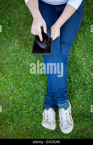 Frau mit digitalen Tablet PC Stockfoto