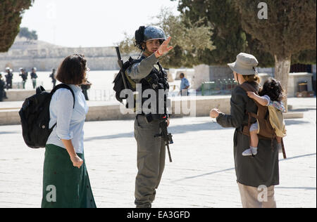 Israelische Polizist sagt Touristen auf dem Tempelberg in Jerusalem während religiöse Kämpfe rückwärts gehen Stockfoto
